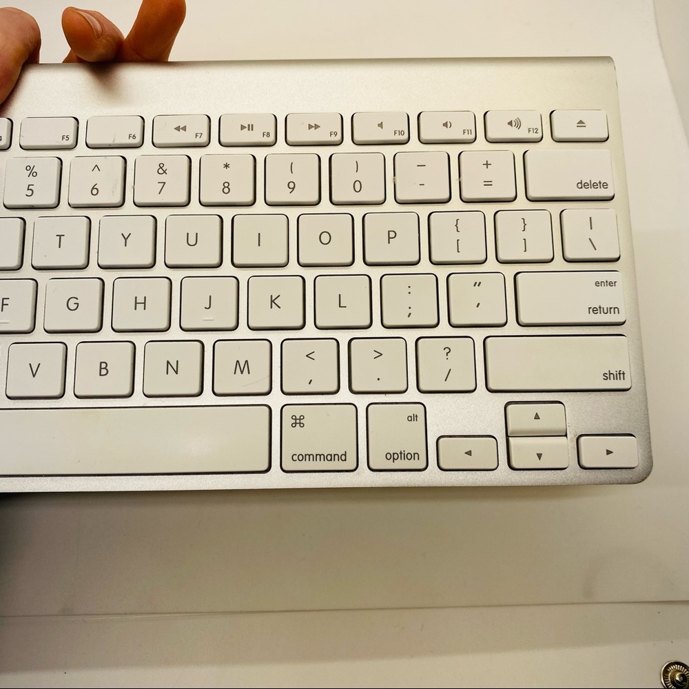 Apple Wireless Keyboard A1314 Battery Powered. Connect via Bluetooth. EUC - Picture 4 of 8